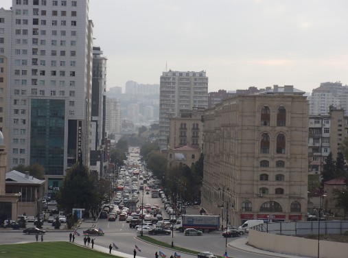 【動画】高級車が接触スレスレ！アゼルバイジャンの首都・バクーの交通事情