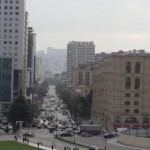 【動画】高級車が接触スレスレ！アゼルバイジャンの首都・バクーの交通事情