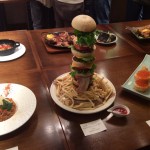 高さ40cmハンバーガー、巨大ラーメン……東京駅に「ウルトラグルメ」が大集合