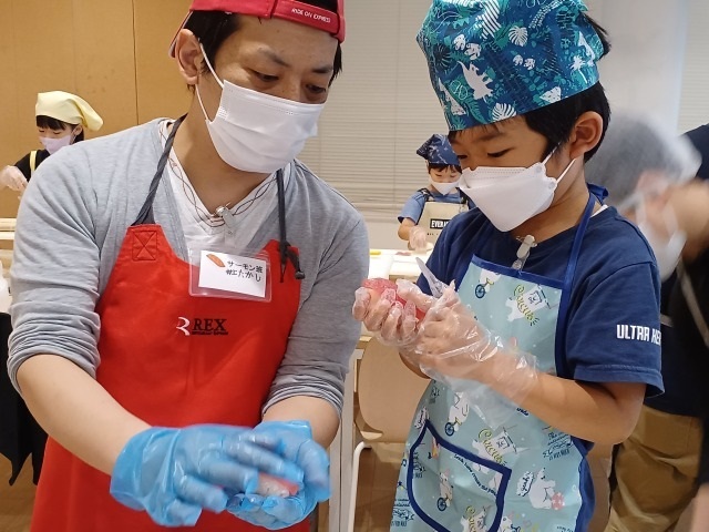 親子で楽しむお寿司作り体験「銀のさら」が初の「食育プロジェクト」を開催